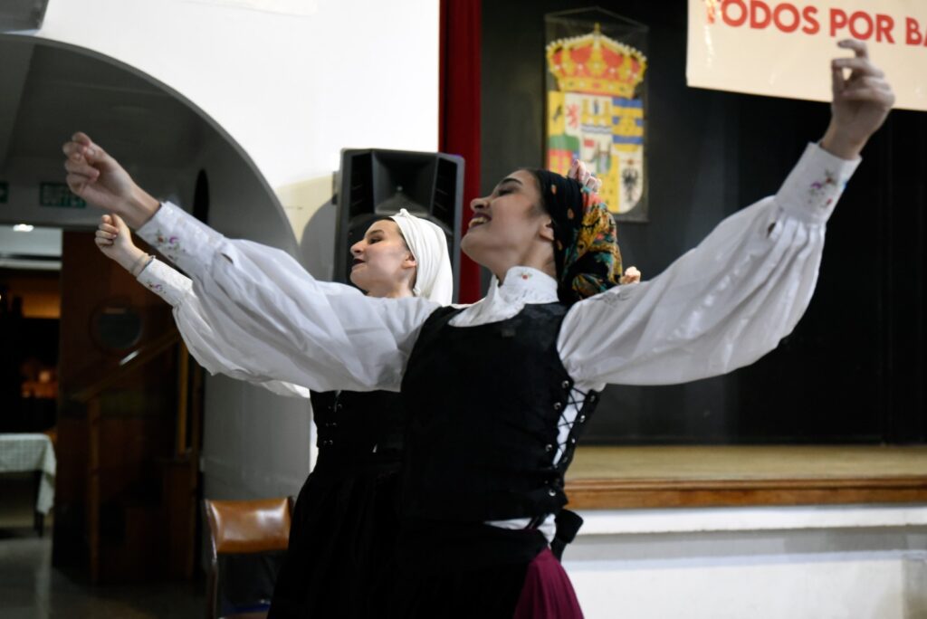 Mujeres danzando